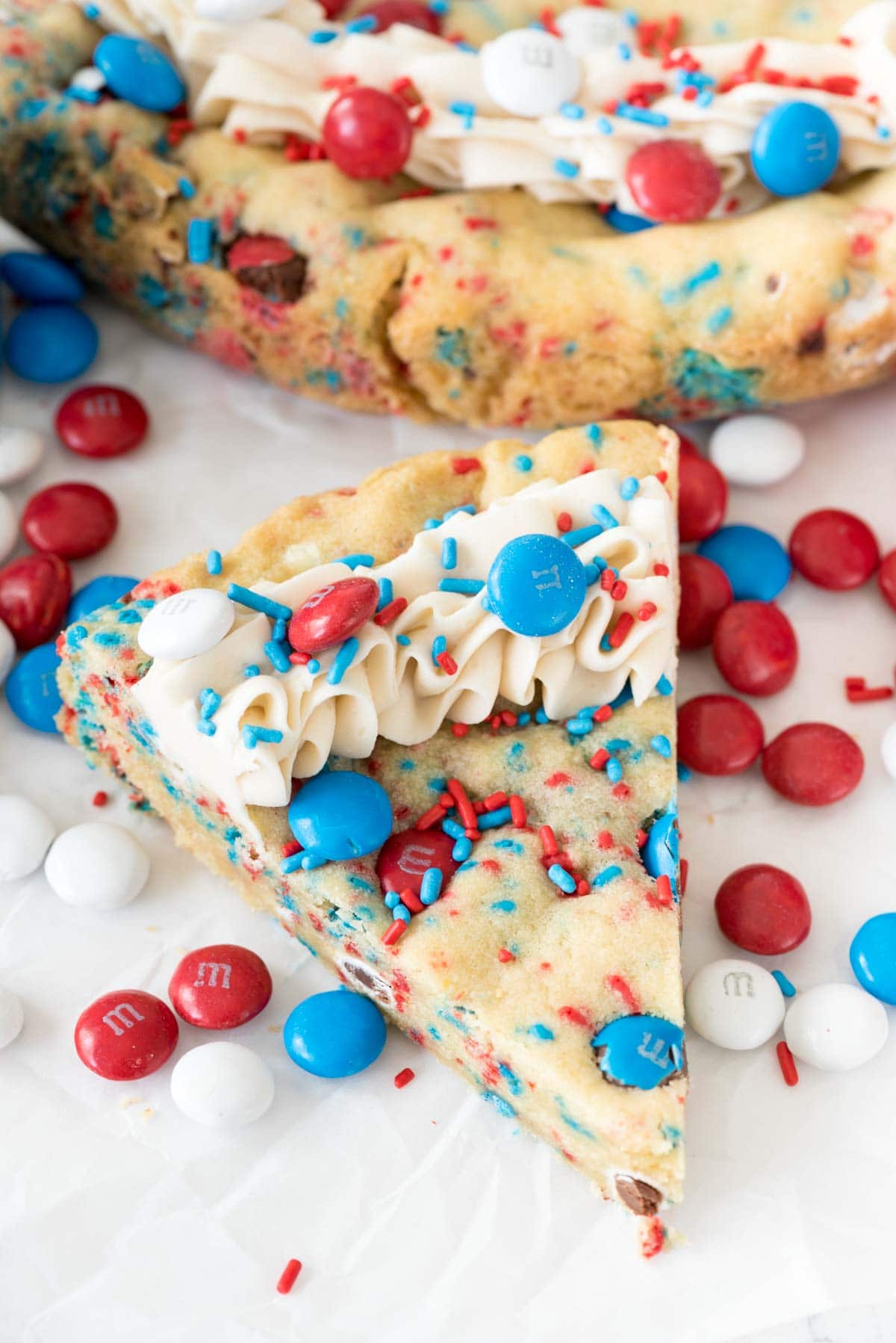 Craft Your Own Easy Cookie Cake: Simple Steps for Delicious Toppings